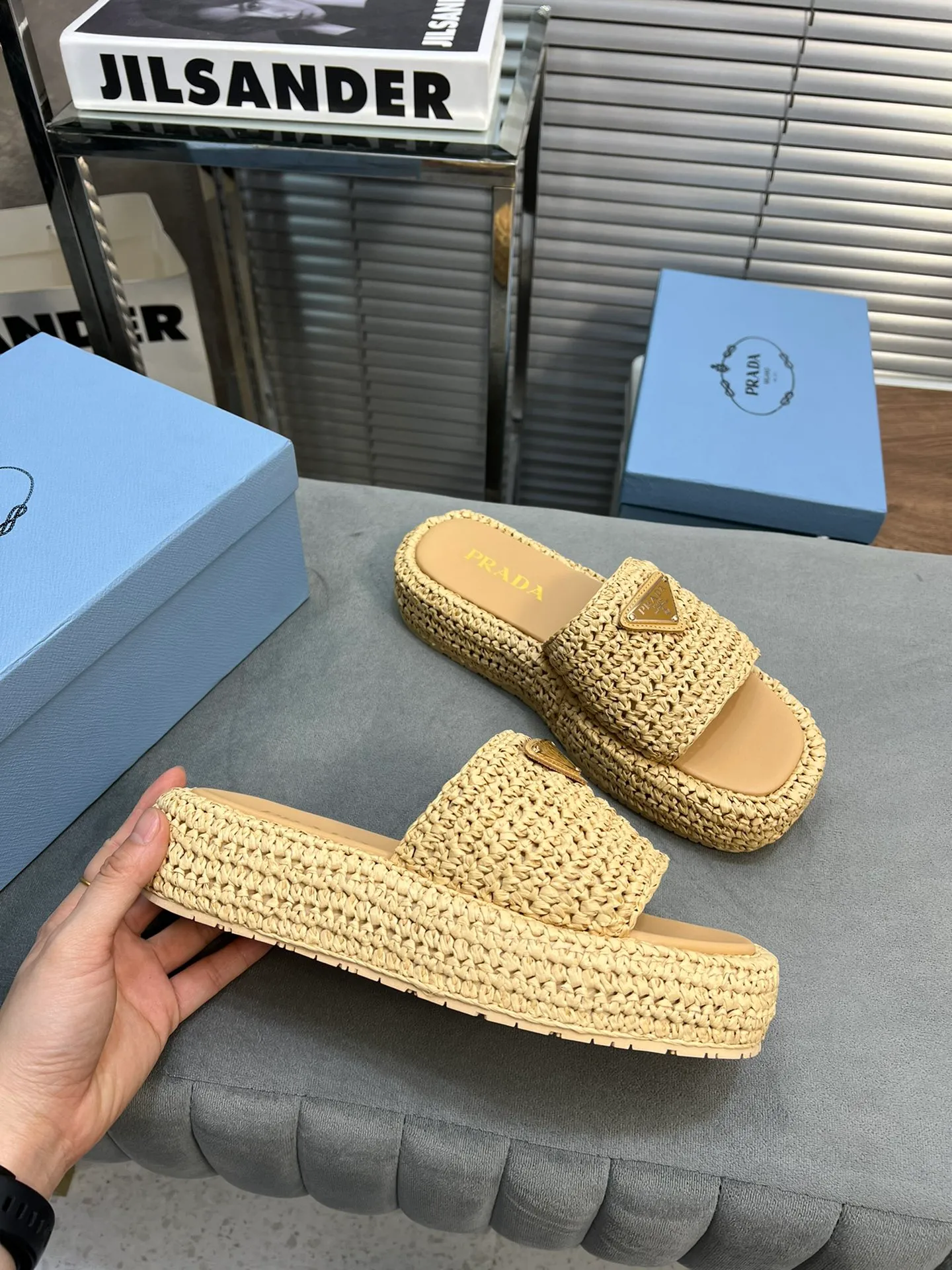 👟👟Ex-factory price 420👟👟 Prada’s new woven shoes and straw slippers! This year's popular straw series, lazy people's must-have slippers, look so good on your feet! ●Material: original uniform grass weave ●Inner padding: sheepskin lining ●Outsole: rubber outsole ●Number of yards: 35～40 (40 41 customized)